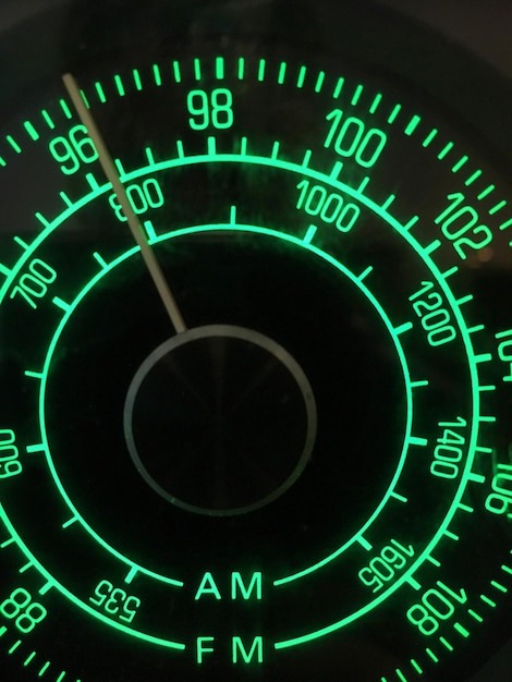 Foto close-up van een verlichte groene radio dial