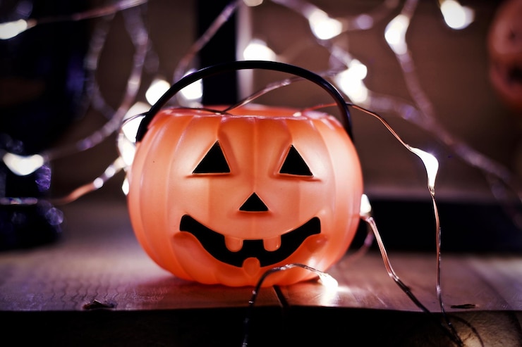Foto close-up van een verlichte halloween pompoen