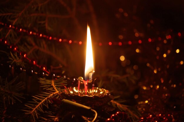 Close-up van een verlichte kaars tijdens Kerstmis