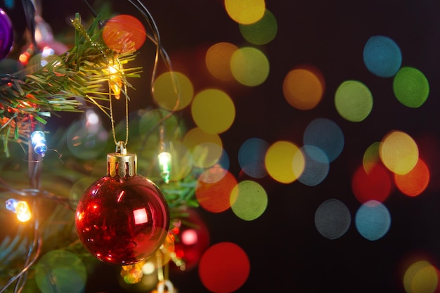 Foto close-up van een verlichte kerstboom's nachts