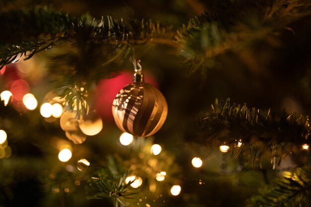 Close-up van een verlichte kerstboom's nachts