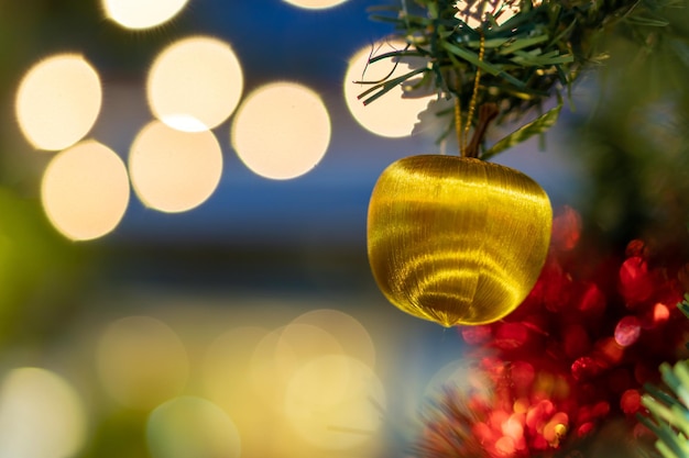 Foto close-up van een verlichte kerstboom