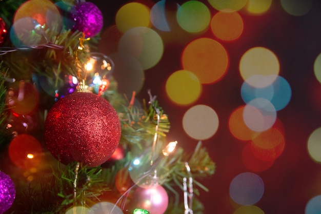Foto close-up van een verlichte kerstboom