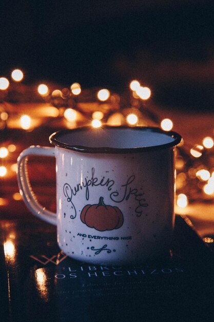 Foto close-up van een verlichte koffiekop op tafel