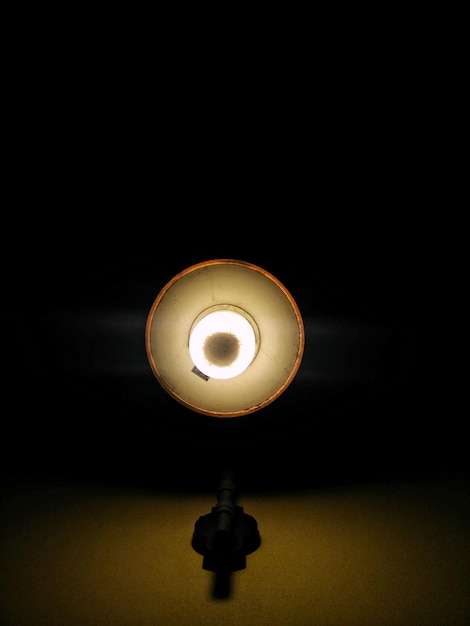 Foto close-up van een verlichte lamp in een donkere kamer