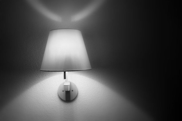 Foto close-up van een verlichte lamp op tafel