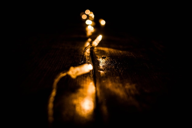 Close-up van een verlichte lamp's nachts