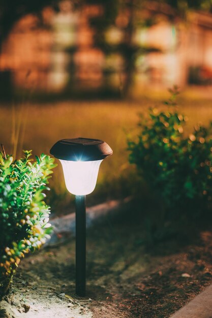 Foto close-up van een verlichte lamp tegen een vervaagde achtergrond