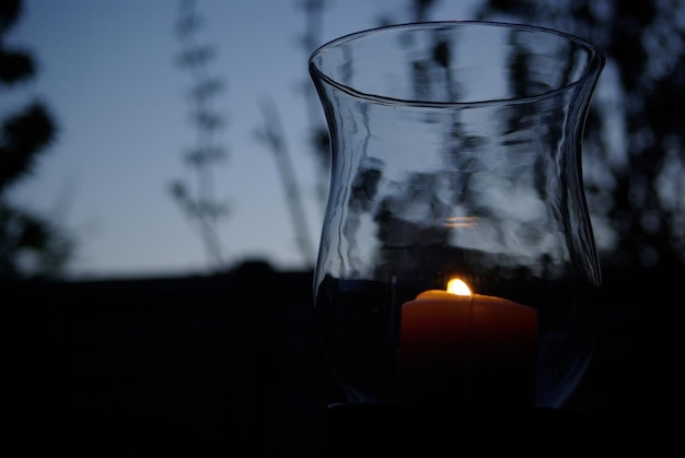 Close-up van een verlichte lamp tegen een zwarte achtergrond