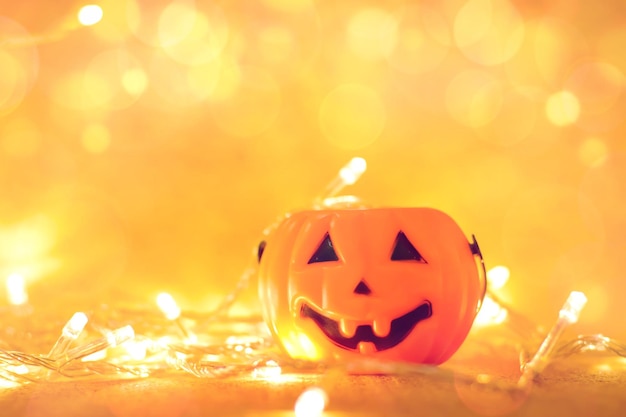 Foto close-up van een verlichte pompoen tijdens halloween