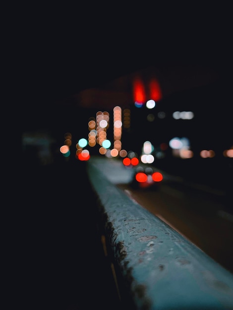 Foto close-up van een verlichte straat 's nachts