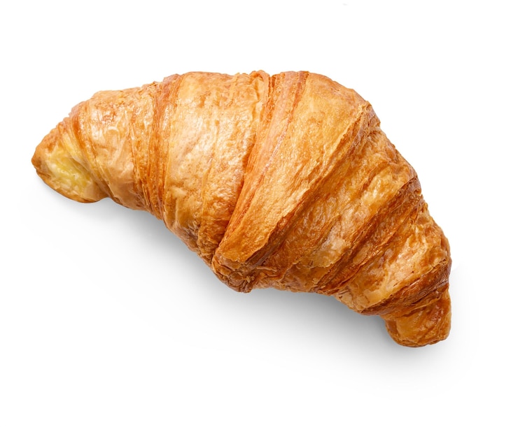 Foto close-up van een vers gebakken croissant op een witte achtergrond