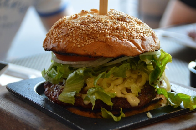 Close-up van een verse burger die op tafel wordt geserveerd