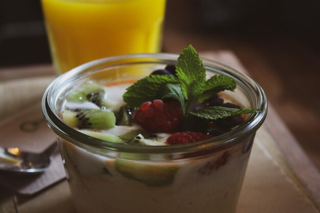 Foto close-up van een verse fruitsalade in een glas op tafel