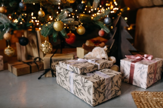 Close-up van een versierde kerstboom met cadeautjes