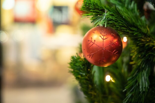 Close-up van een versierde kerstboom