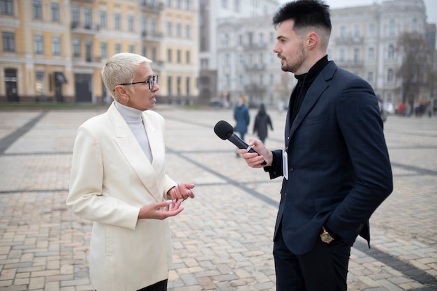 Close-up van een verslaggever die een interview geeft.