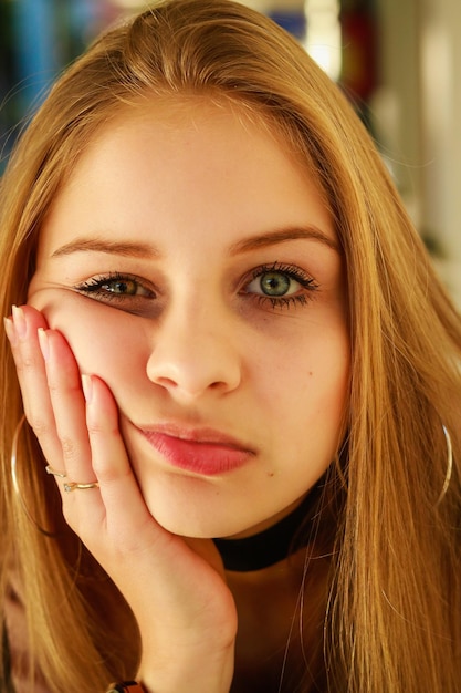 Close-up van een verveelde jonge vrouw.