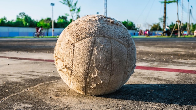 Foto close-up van een verweerde bal op het veld