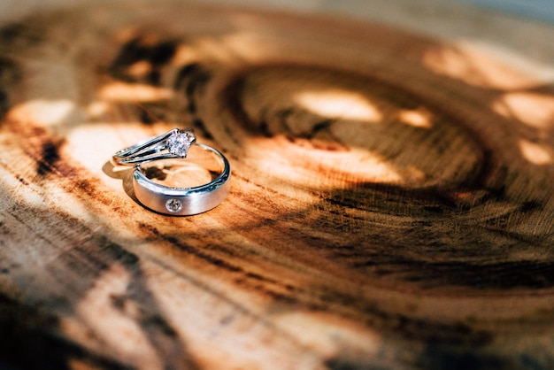 Close-up van een vingerring op een houten tafel