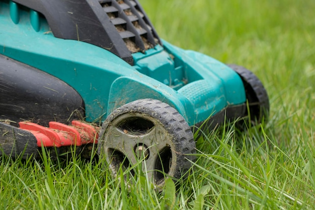 Foto close-up van een vintage auto op het veld