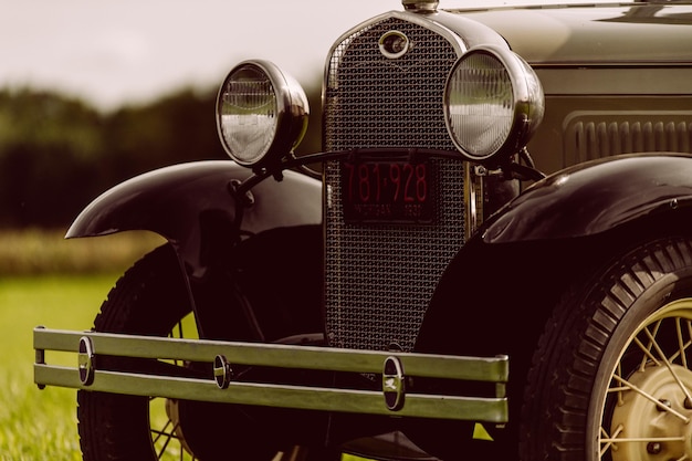 Close-up van een vintage auto op het veld