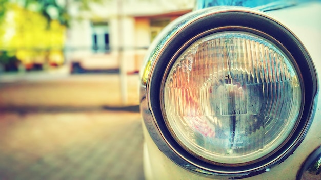 Foto close-up van een vintage auto op straat