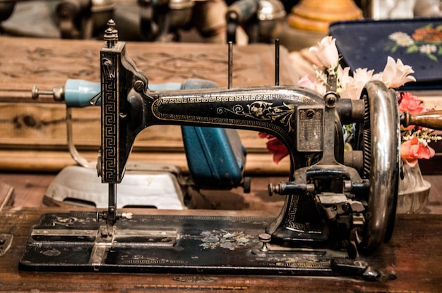 Close-up van een vintage naaimachine op tafel