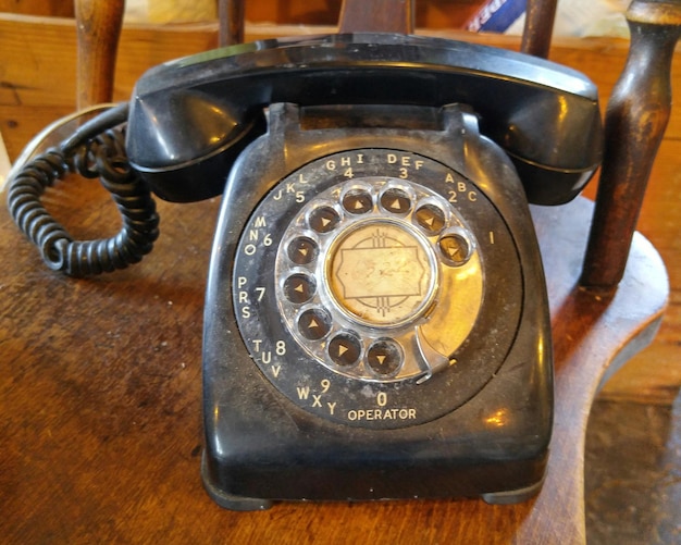 Foto close-up van een vintage telefoon op tafel
