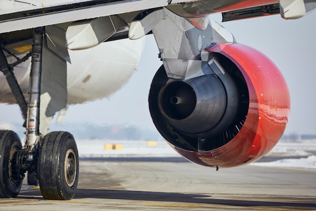 Close-up van een vliegtuig op de landingsbaan van een luchthaven