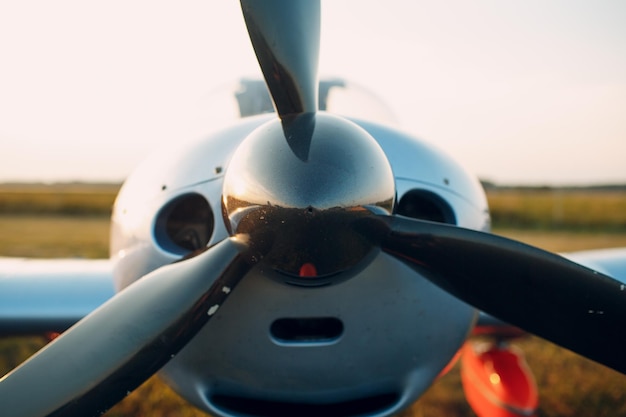 Foto close-up van een vliegtuig op het land