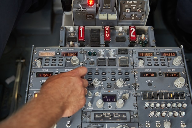 Close-up van een vliegtuigcockpit met handgrepen en schakelaars van het dashboard