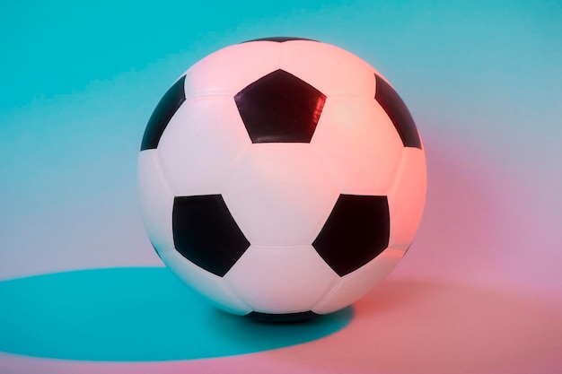 Close-up van een voetbal op een gekleurde achtergrond