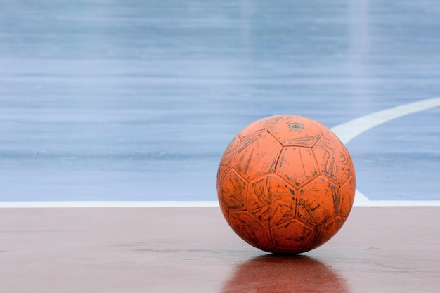 Foto close-up van een voetbal op het veld