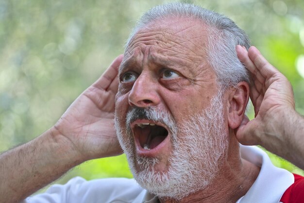 Foto close-up van een volwassen man die schreeuwt.