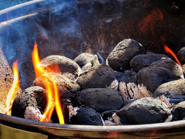 Foto close-up van een vreugdevuur op een barbecue