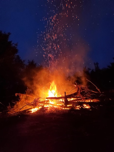 Foto close-up van een vreugdevuur's nachts