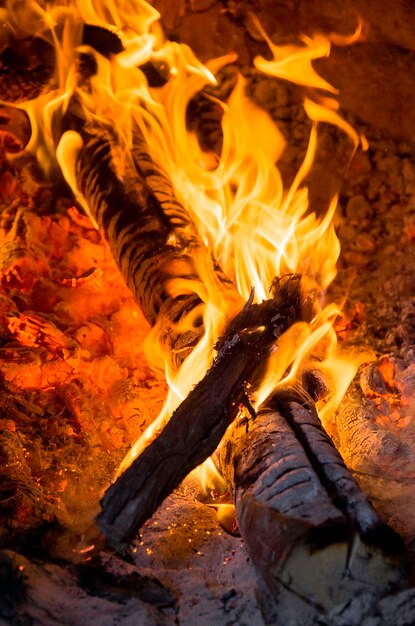 Foto close-up van een vreugdevuur's nachts