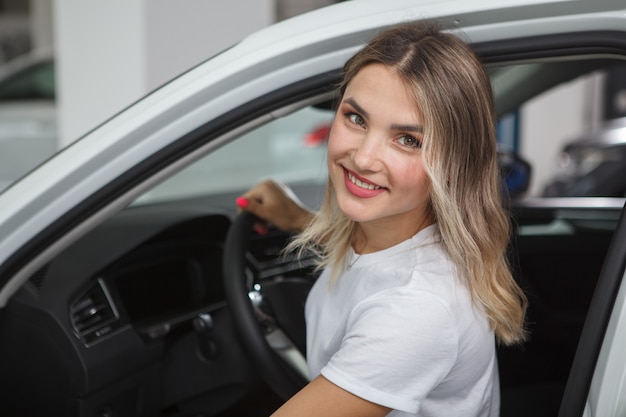 Close up van een vrolijke vrouwelijke chauffeur die lacht