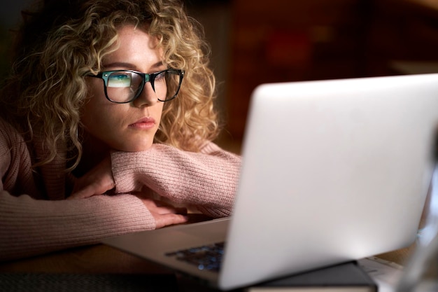 Foto close-up van een vrouw achter een laptop