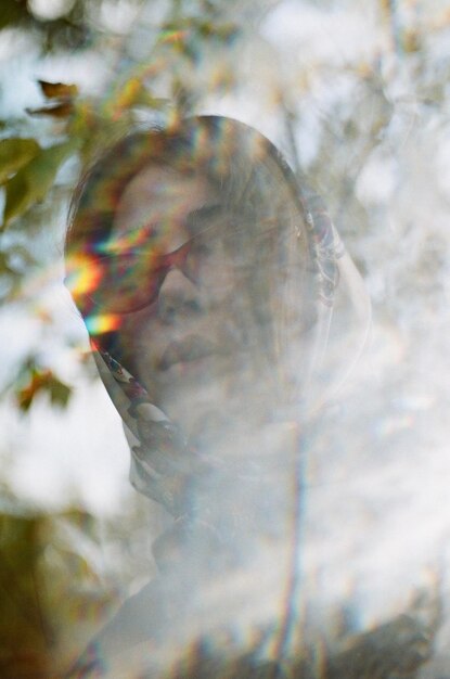 Foto close-up van een vrouw bij mistig weer