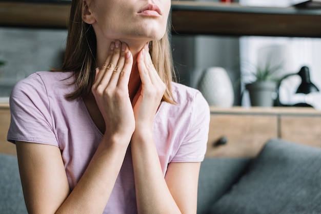 Close-up van een vrouw die aan keelpijn lijdt