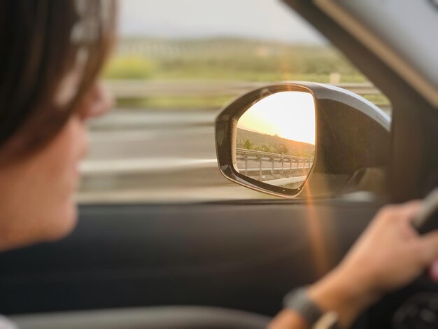 Foto close-up van een vrouw die een auto rijdt