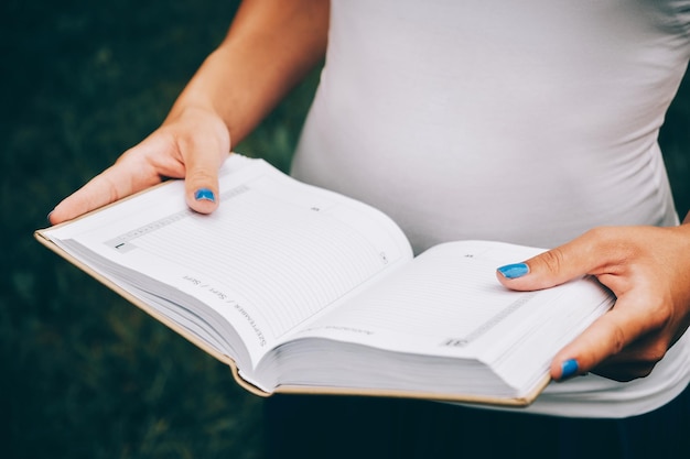 Close-up van een vrouw die een boek vasthoudt