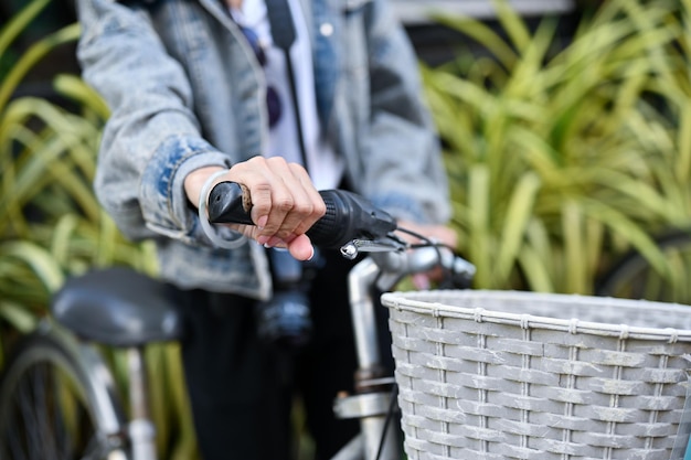 Close-up van een vrouw die een fiets vasthoudt om te reizen