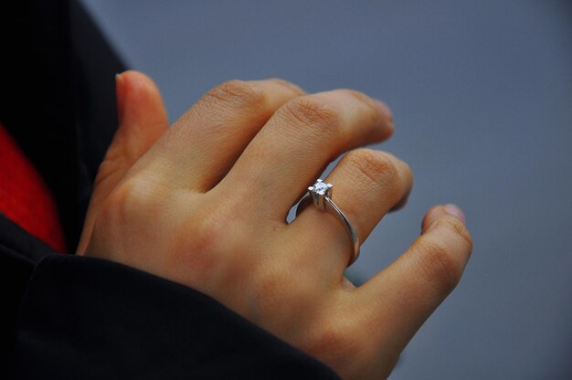 Foto close-up van een vrouw die een ring draagt