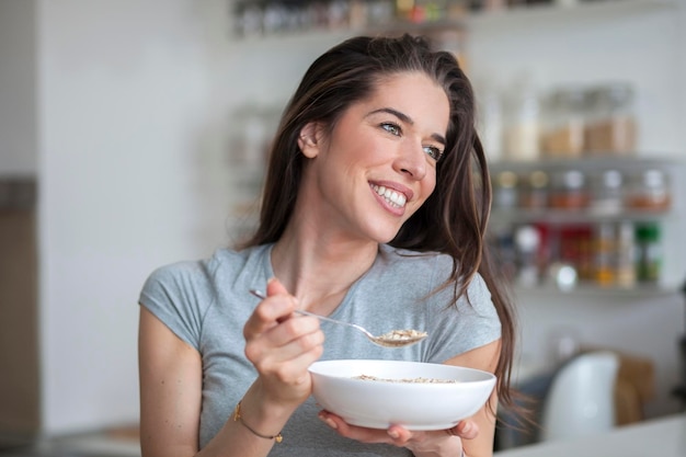 Close-up van een vrouw die eten aan tafel heeft