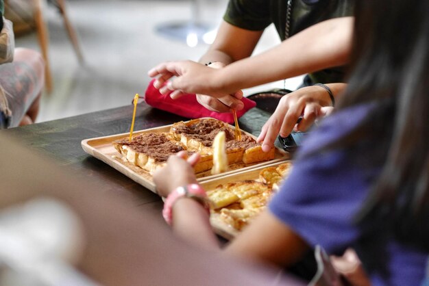 Close-up van een vrouw die eten bereidt in een bord