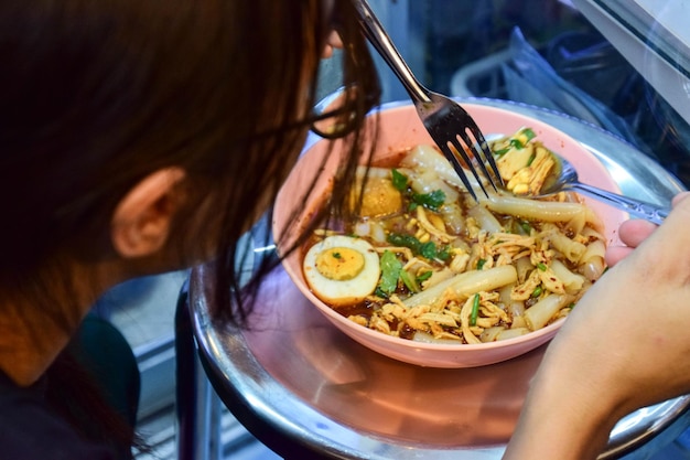 Foto close-up van een vrouw die eten eet