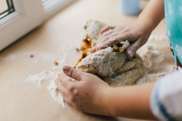 Close-up van een vrouw die eten op tafel bereidt